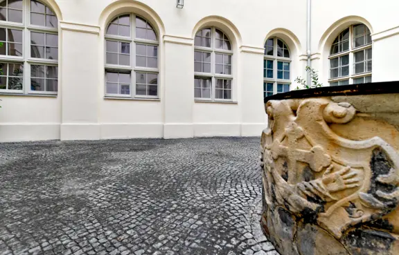 Wirydarz (patio wewnętrzne) z zabytkową studnią