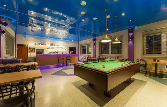 Bilard w budynku Kawiarni