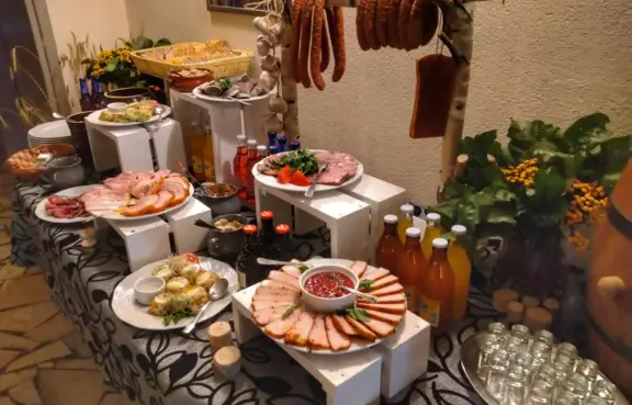 Wiejski stół do przyjęć weselnych. Opcja dodatkowo płatna.