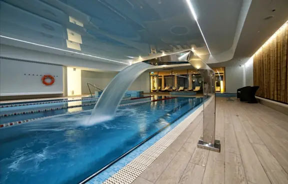 Basen kryty, strefa jacuzzi, sauny