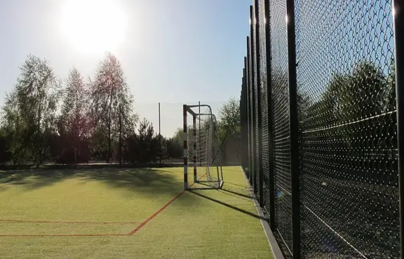 Boisko do piłki nożnej/ korty tenisowe