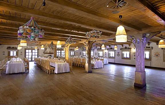 Restauracja, catering, konferencje, wesela, pikniki, pokoje gościnne, garden party, imprezy okolicznościowe, eventy