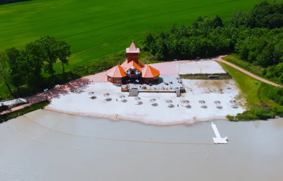 Marina z prywatną plażą i kąpieliskiem