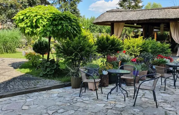 Teren otwarty z chatą grillową