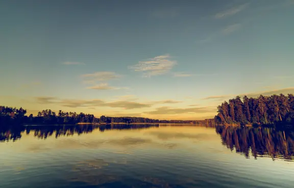 Strefa odpoczynku i rozmów po konferencji nad jeziorem Bełdany