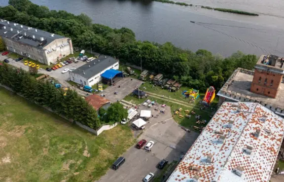 Przestrzeń pod Wieżą Czerwoną