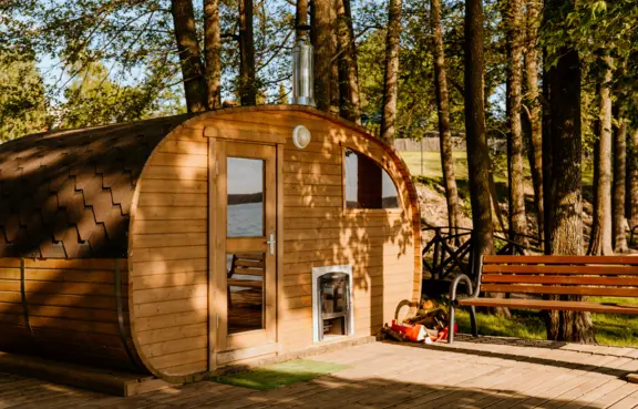 Ruska bania nad jeziorem