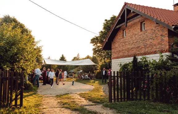 Zagroda Konik Polny. Brama wjazdowa z widokiem na główny plac i dom. Fot.Jak w Bajce by Joanna Piesiak