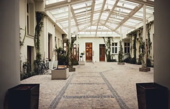 Podwórko ze szklanym dachem