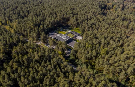 Hotel w środku lasu