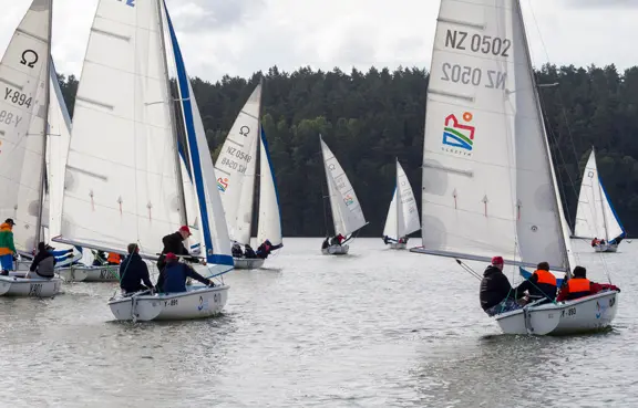 Regaty żeglarskie jako forma integracji zespołu