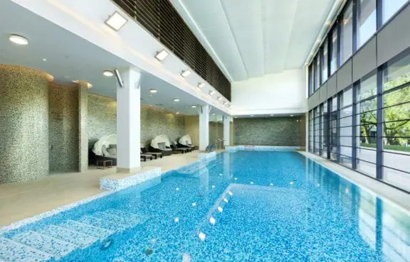 Basen z lekko zasoloną wodą