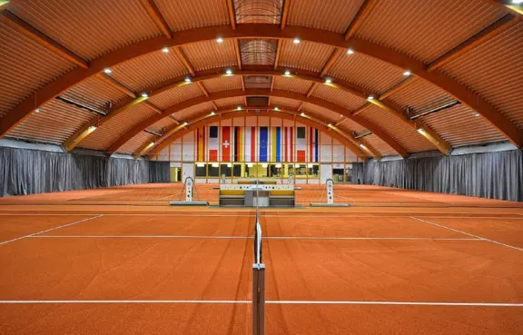 Korty w hali tenisowej