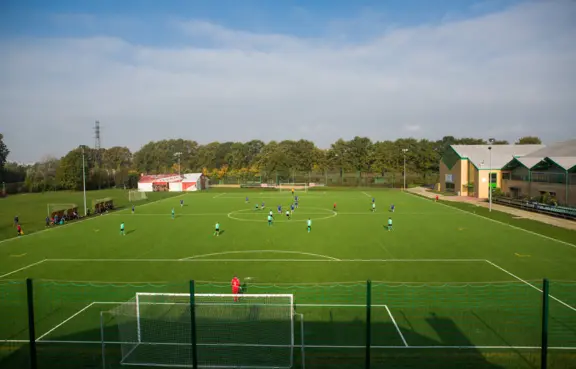 Boisko ze sztuczną nawierzchnią GEM