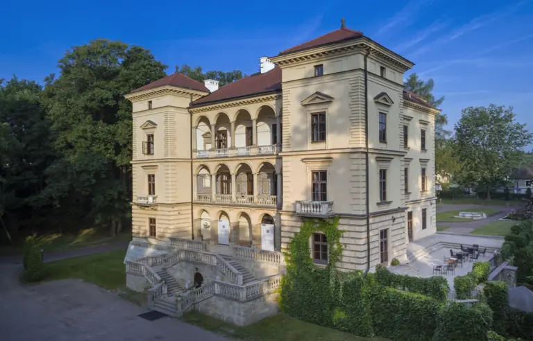 Willa Decjusza z zewnątrz