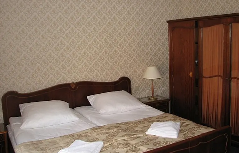 Sypialnia apartamentu z dwoma łazienkami