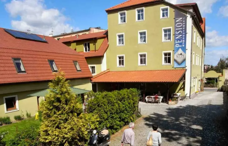 Hotel Ślęża - budynek z zewnątrz. Elegancki trzy gwiazdkowy, zabytkowy Hotel Ślęża. Najpopularniejszy hotel wśród gości odwiedzających Nasze miasto. Zlokalizowany w samym Centrum miasta Sobótka.  (1 m