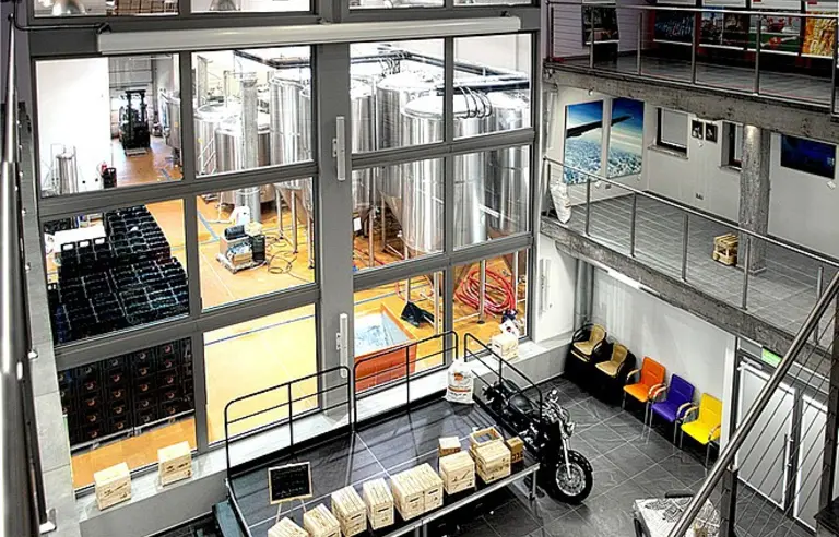 Bieszczadzka Wytwórnia Piwa Ursa Maior Uherce Mineralne widok z części konferencyjnej Ursa Maior na część produkcyjną