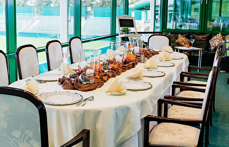 Sala z widokiem na murawę stadionu