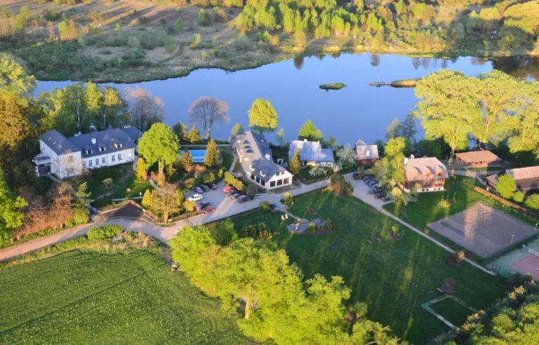 Dwór w Zabużu - zdjęcie 1