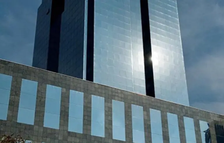 Budynek Warta Tower, w którym znajduje się sala konferencyjna Blue Tower