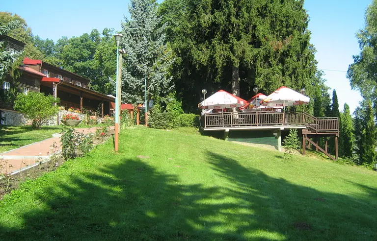 Kompleks restauracyjno - konferencyjny z widokiem na jezioro