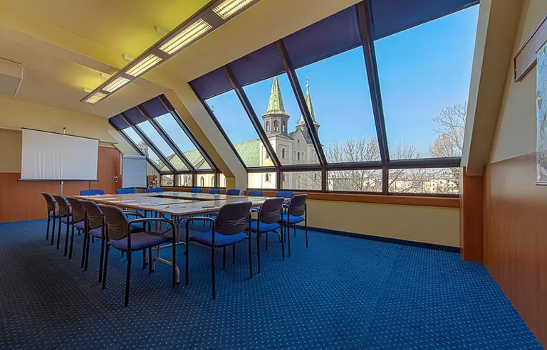 Sala jest klimatyzowana i w pełni zaciemniana. Wyposażona jest w flipchart, rzutnik folii oraz ekran.