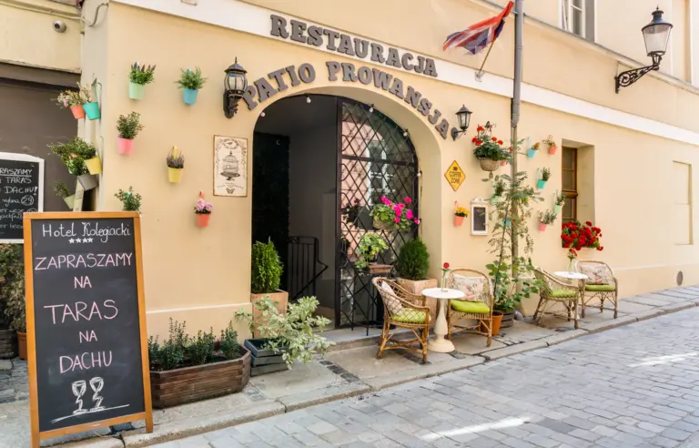 wejście boczne do hotelu