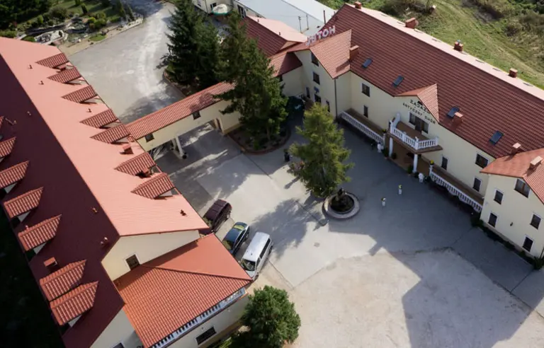 Antyczny Dwór - zdjęcie 1