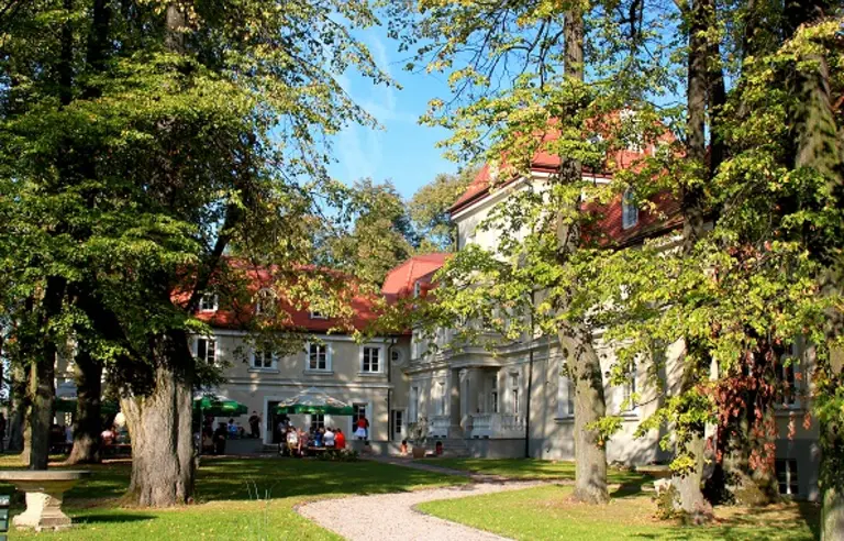 Dwór Sieraków - zdjęcie 1