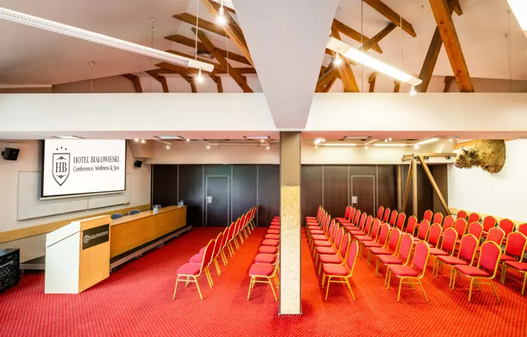 Wyposażona w klimatyzację, nowoczesny projektor, nagłośnienie, zapewnia dostęp do światła dziennego, jak również całkowite zaciemnienie poprzez elektrycznie sterowane rolety okienne.