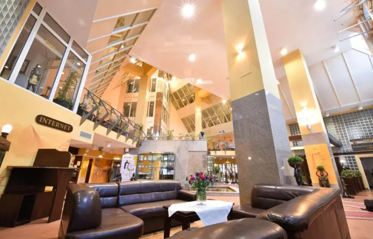 Hotel Piramida Spa & Business Tychy lobby