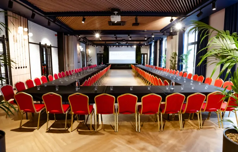 Sala by Progres- układ u-shape,  pomieści max 270 osób