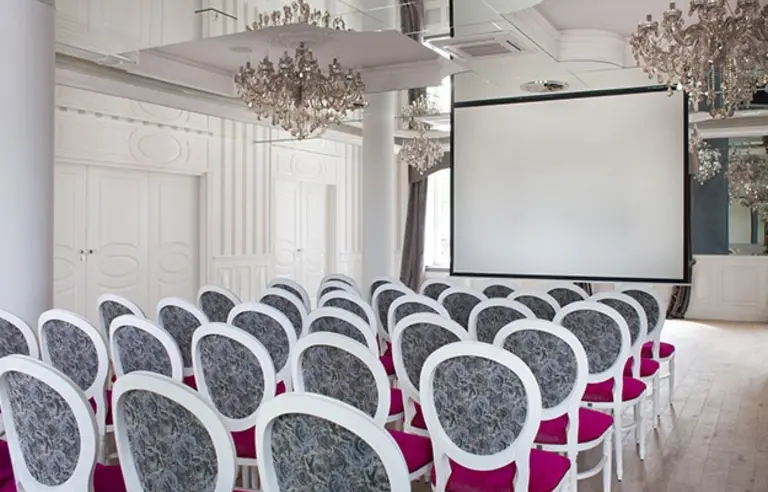 Sala Lustrzana, układ teatralny