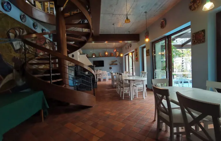 Pensjonat Ekosamotnia Kraków sala kominkowa