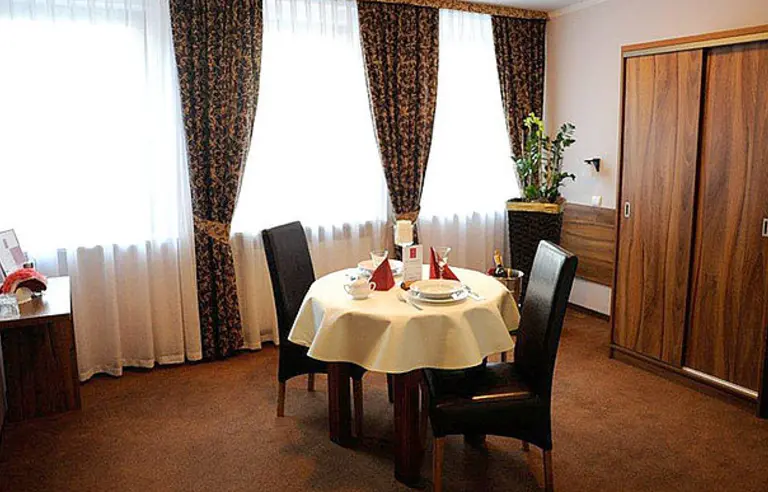 Hotel Dębowe Wzgórze - photo 1