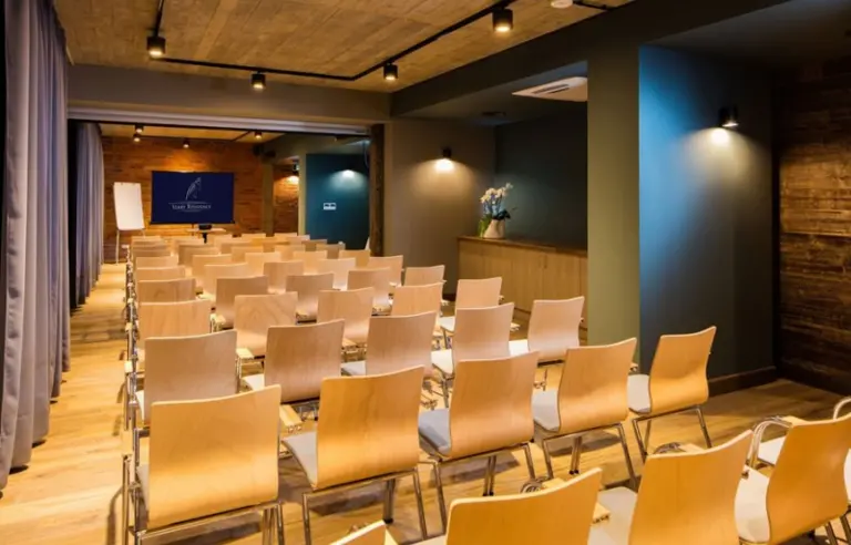 Sala w układzie kinowym