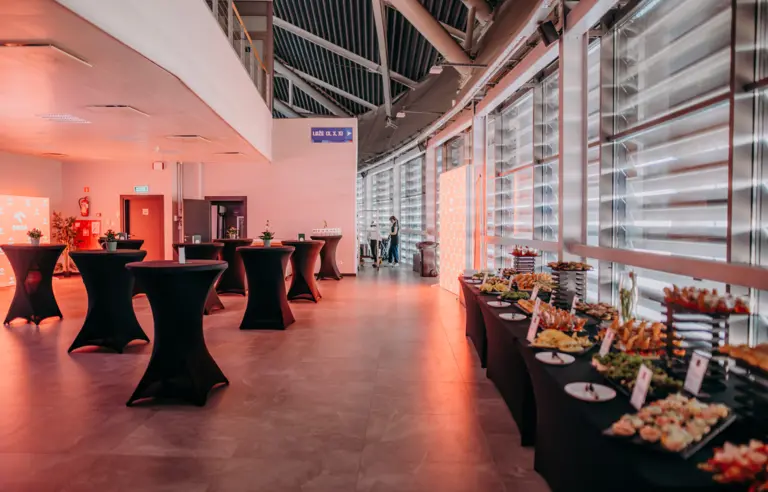 Oświetlony Foyer VIP z poczęstunkiem