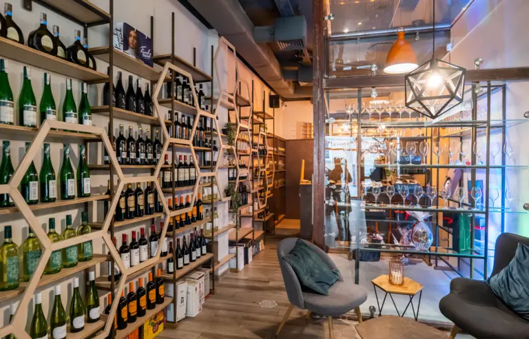 Bonjour Café Opole Parter i nasz słynny regał z winami