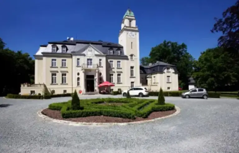 Pałac Borowa Podjazd do Pałacu Borowa