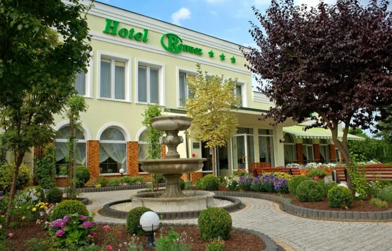 Hotel Renusz - zdjęcie 1