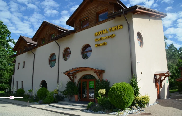 Wejście do 3 gwiazdkowego hotelu tenis