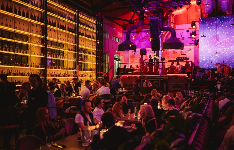 MOXO - widok na scenę i bar