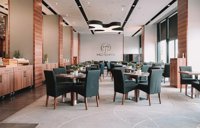 Warsaw Plaza Hotel Restauracja Moments