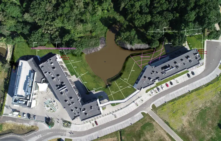 widok z  góry na teren i budynek