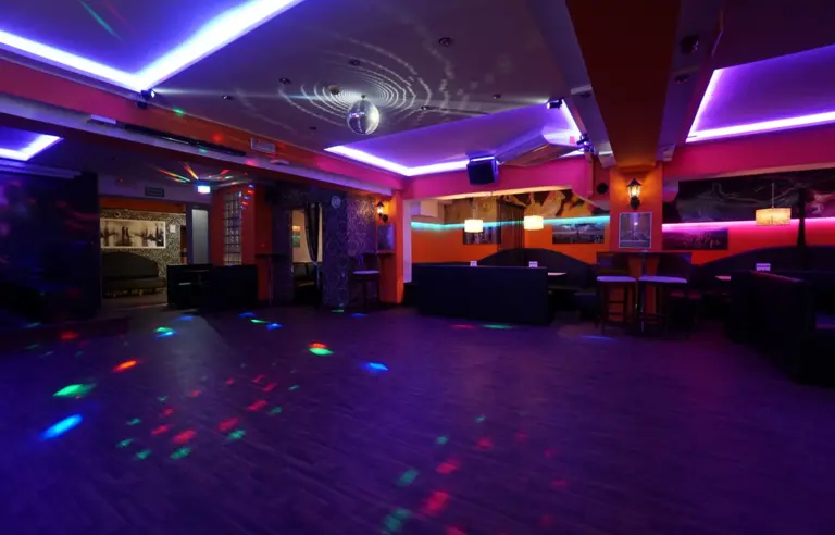 Sofa Club & Restaurant - zdjęcie 1