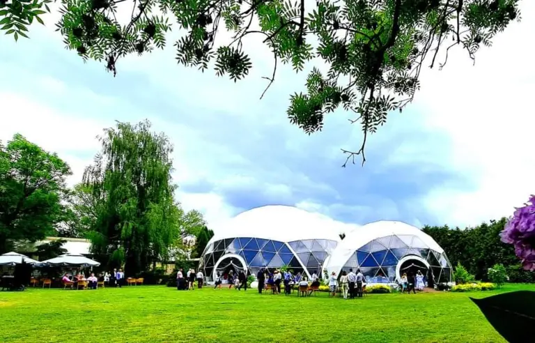 dwie konstrukcje sferyczne