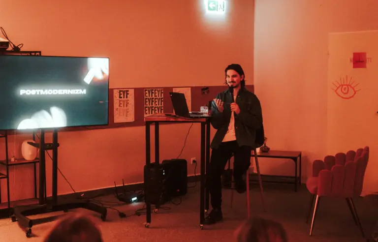 Wykaład podczas jednej z konferencji