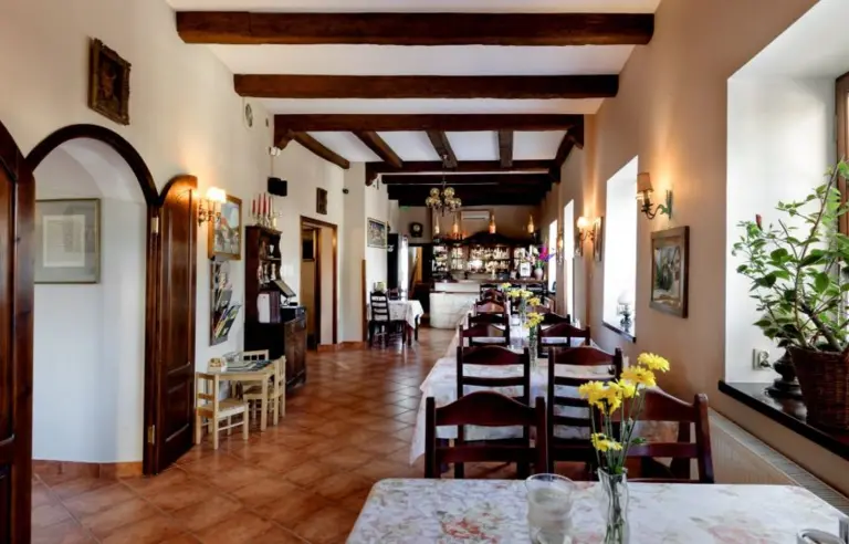 Restauracja i Pensjonat Pod Wietrzną Górą - zdjęcie 1