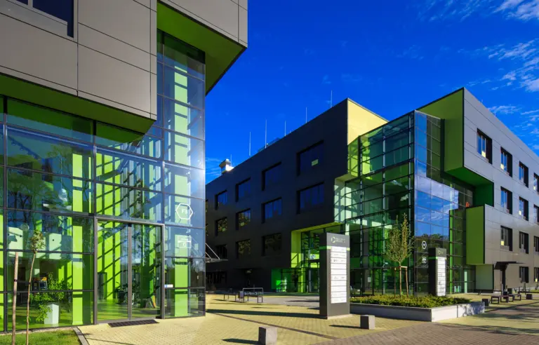 Budynki F2 i F3 z zewnątrz